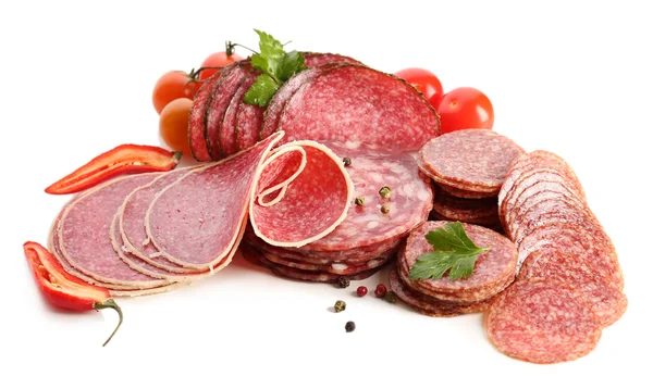 Różnych plastrowane salami, papryka chili, pomidory i przyprawy na białym tle — Zdjęcie stockowe