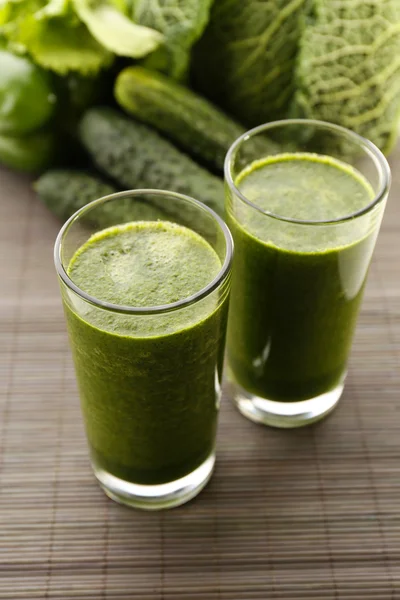 Grüner frischer gesunder Saft mit Apfel und Gemüse auf Bambusmatte Hintergrund — Stockfoto