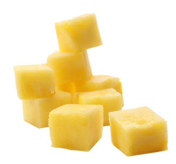 Cubes d'ananas en conserve isolés sur blanc — Photo