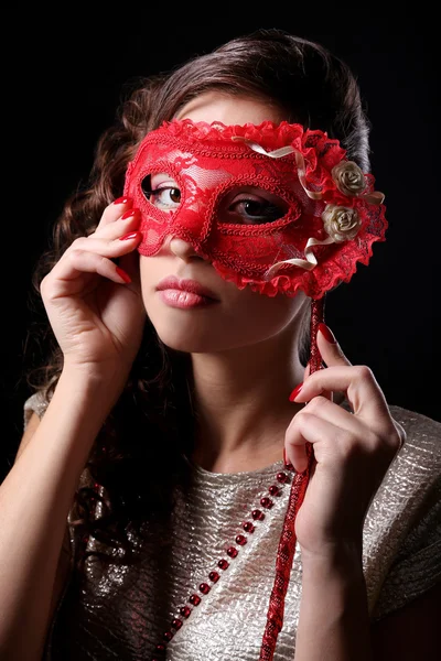Bella ragazza con maschera in maschera — Foto Stock