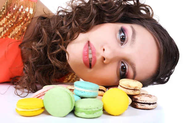 Jong meisje met smakelijke bitterkoekjes — Stockfoto