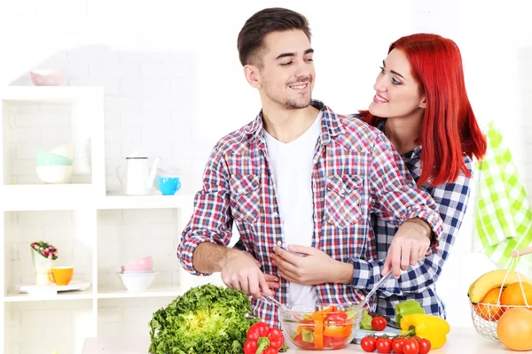 Casal preparando salada de legumes — Fotografia de Stock