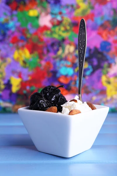 Dessert med katrinplommon i skål — Stockfoto