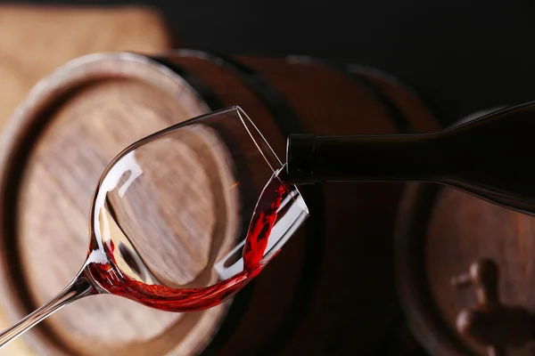 Pouring red wine — Stock Photo, Image