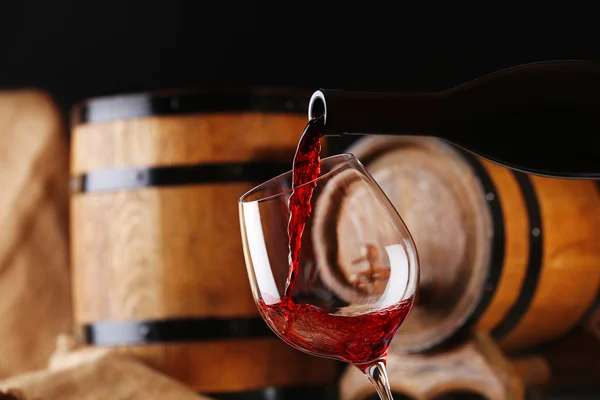 Pouring red wine — Stock Photo, Image