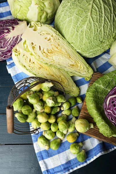 Ahşap zemin üzerinde ürün yelpazesine lahana ile natürmort — Stok fotoğraf