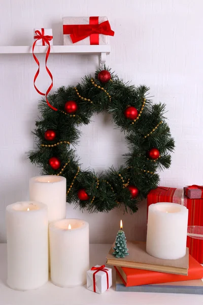 Vánoční věnec a svíčky — Stock fotografie