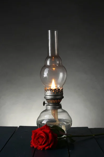 Kerosene lamp with red rose — Stock Photo, Image