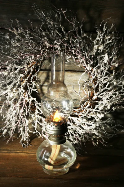 Керосиновая лампа с венком — стоковое фото