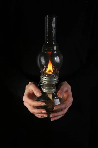 女性の手に灯油ランプ — ストック写真