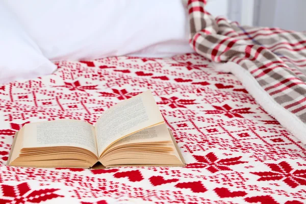 Книга на кровати — стоковое фото