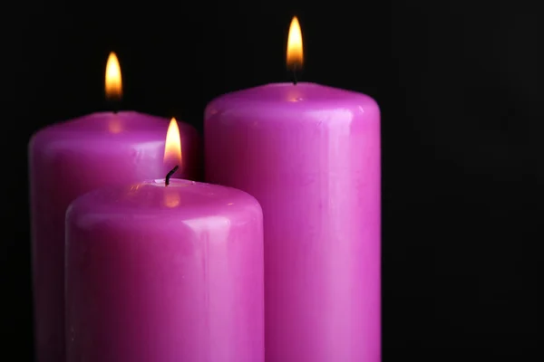 Lila brennende Kerzen — Stockfoto