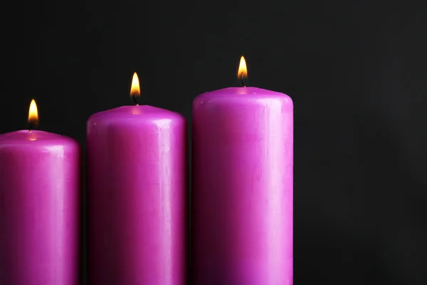 Fialové hořící svíčky — Stock fotografie