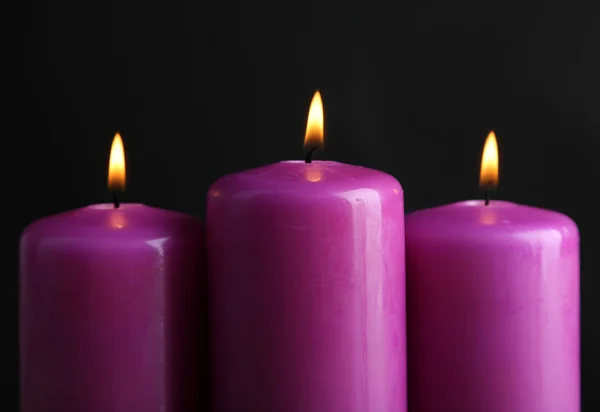 Фиолетовые горящие свечи — стоковое фото