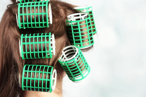 Capelli lunghi durante il parrucchiere con bigodino — Foto Stock