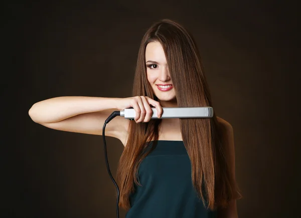 Jeune femme aux cheveux longs — Photo