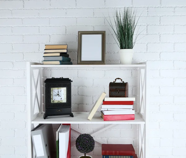 Bücherregale mit Büchern und dekorativen — Stockfoto