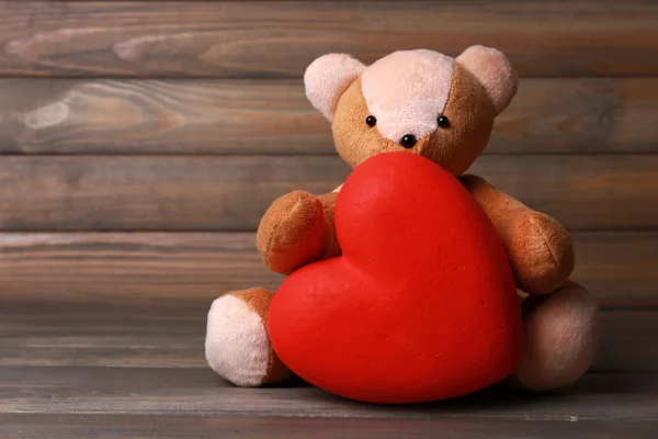 Kırmızı kalpli oyuncak ayı — Stok fotoğraf