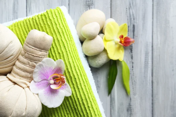 Tratamentos de spa com flores de orquídeas em fundo de mesa de madeira — Fotografia de Stock