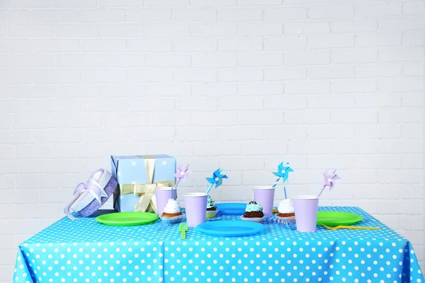 Mesa de cumpleaños preparada para fiesta de niños —  Fotos de Stock