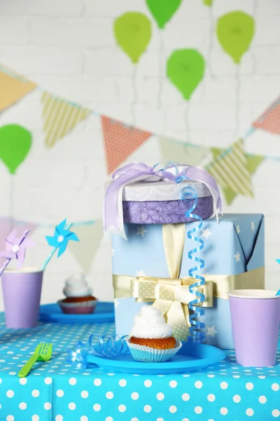 Mesa de cumpleaños preparada para fiesta de niños — Foto de Stock