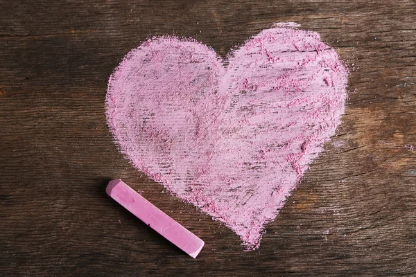 Cuore disegnato di gesso su sfondo di legno primo piano — Foto Stock