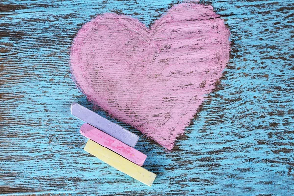 Heart drawn of chalks on wooden background close-up — Stock Photo, Image