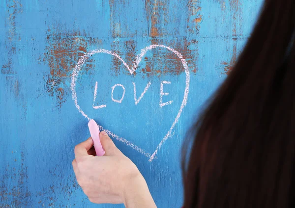 Mano disegna cuore di gesso su tavola di legno — Foto Stock