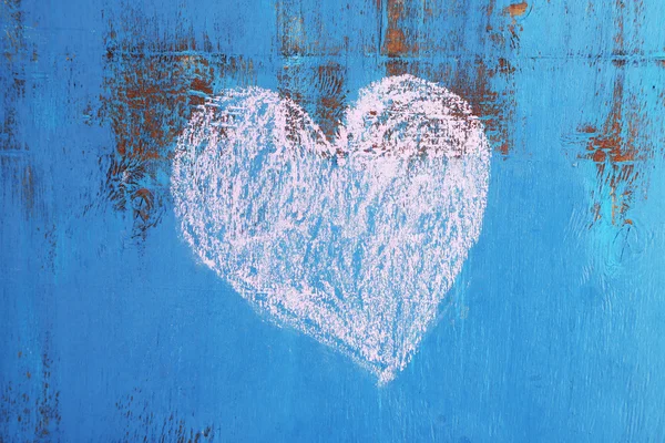 上木背景特写的粉笔绘制的心 — 图库照片