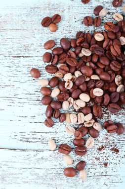 Kahve çekirdekleri ışık mavi ahşap arka plan üzerinde