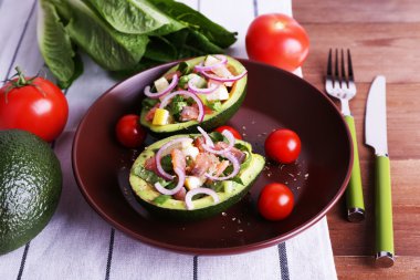 Plaka tablo yakın çekim üzerinde avokado lezzetli salata