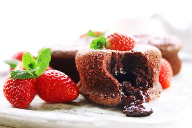 Sıcak çikolatalı puding çilek, fondan Merkezi ile yakın çekim