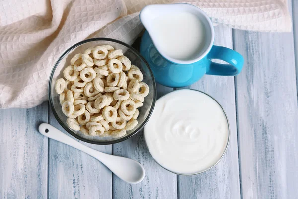自制酸奶和美味谷物在碗上木表格背景 — 图库照片