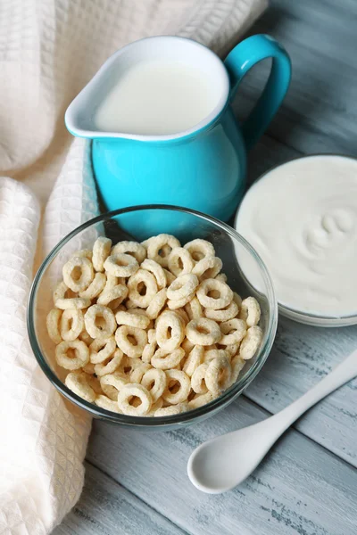 Hjemmelaget yoghurt og deilig korn i bolle på trebordsbakgrunn – stockfoto