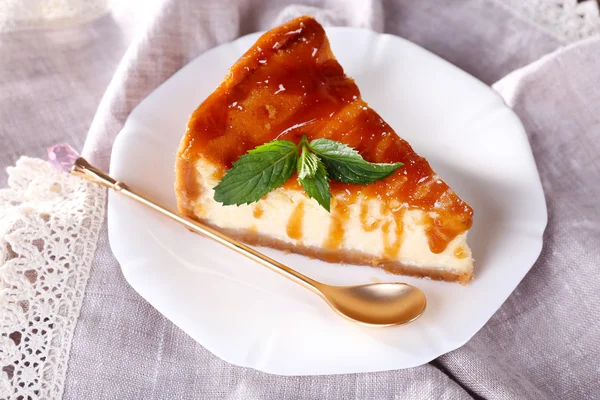 Pastel de queso en plato en servilleta — Foto de Stock