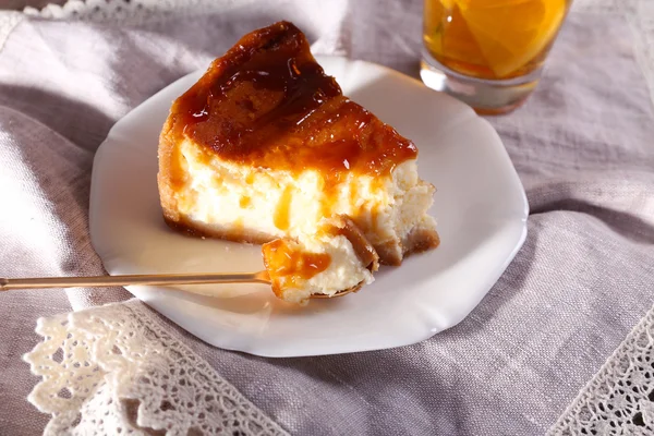 Gâteau au fromage dans une assiette sur une serviette — Photo