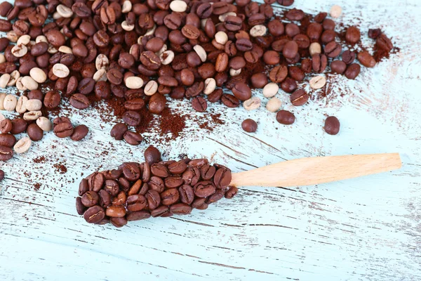 Kaffeebohnen auf hellblauem Holzhintergrund — Stockfoto