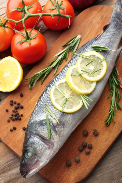 Taze çiğ balık ve gıda maddeleri masada — Stok fotoğraf