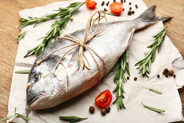 Taze çiğ balık ve gıda maddeleri masada