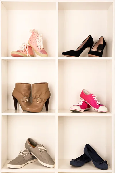 Sapatos nas prateleiras — Fotografia de Stock