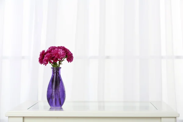 Beau bouquet de fleurs en vase sur fond de fenêtre — Photo