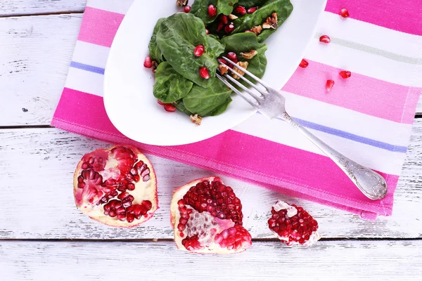 Insalata fresca con verdi, granato e spezie sul piatto primo piano — Foto Stock