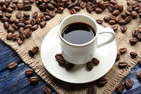 Xícara de café na mesa de madeira — Fotografia de Stock