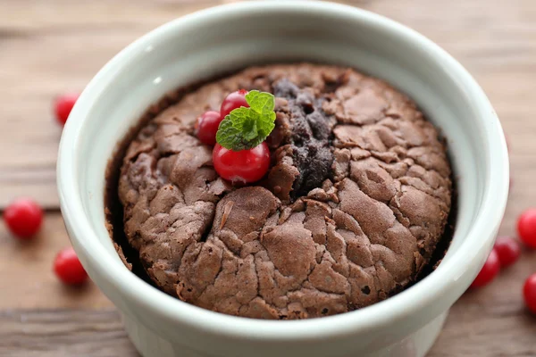 Pudim de chocolate quente com centro de fondant na mesa, close-up — Fotografia de Stock