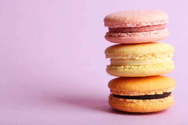 Assortment of gentle colorful macaroons on color background — Stock Photo, Image