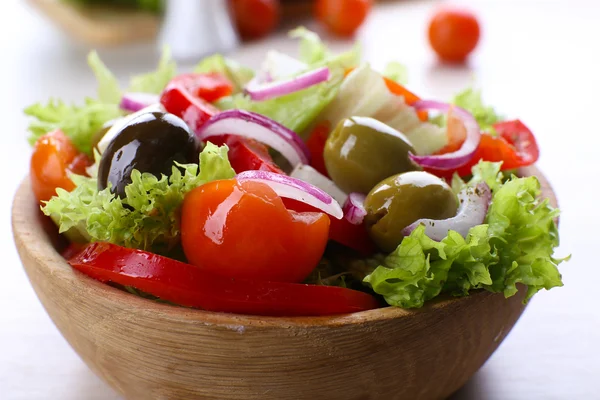 Grekisk sallad i rosett på träbord bakgrund — Stockfoto