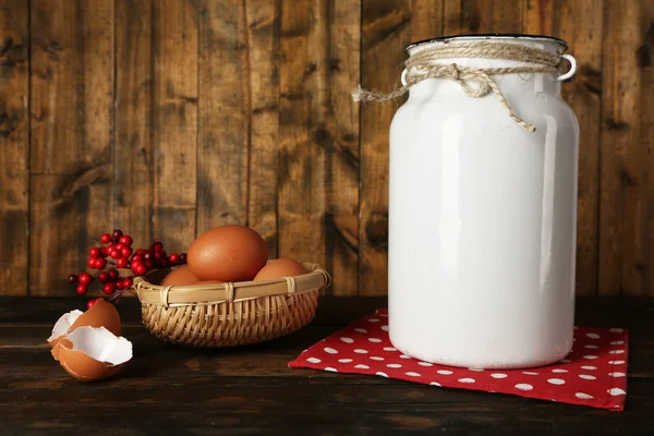 Mjölk kan med ägg — Stockfoto