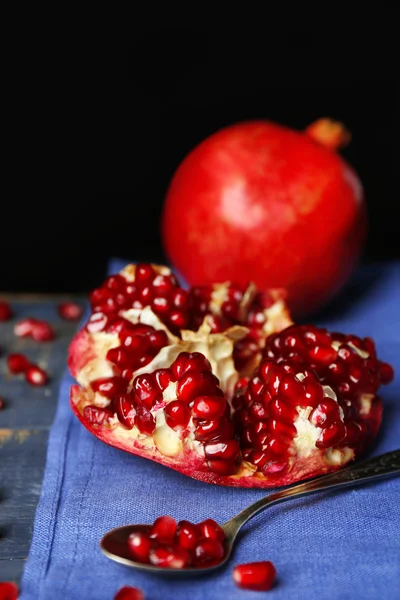 Sappige rijp Granaatappels op houten tafel, op donkere achtergrond — Stockfoto