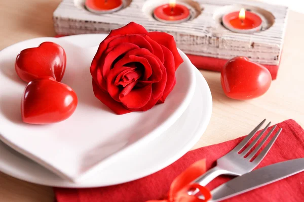 Feestelijke tabel instellen voor Valentijnsdag op tabelachtergrond — Stockfoto