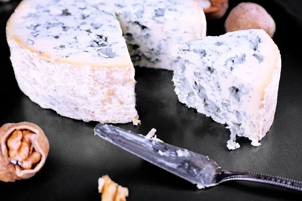 Blue cheese with nuts and blade on metal tray background — Stock Photo, Image